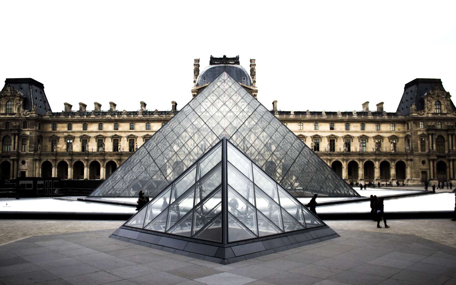 kim-tu-thap-kinh-cua-bao-tang-Louvre