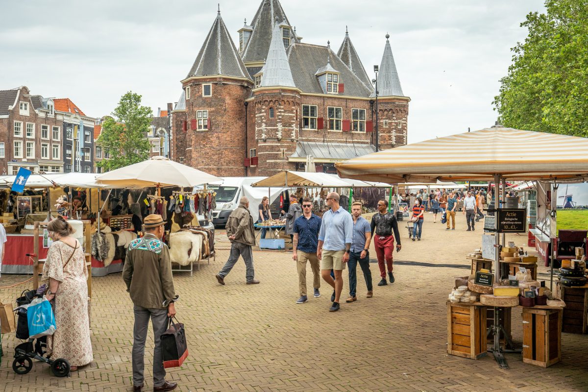 Cho-Nieuwmarkt-pho-den-do-ha-lan