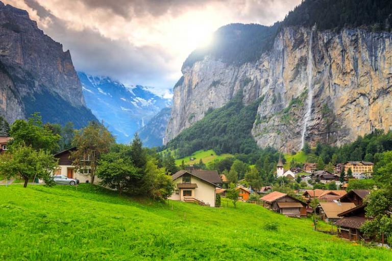 Thung lũng Lauterbrunnen “tí hon” đẹp như tranh vẽ ở Thụy Sỹ