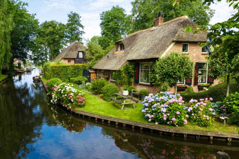 Làng Giethoorn – Khám phá Vẻ đẹp Mộc mạc và Tĩnh lặng của ‘Venice của Hà Lan’