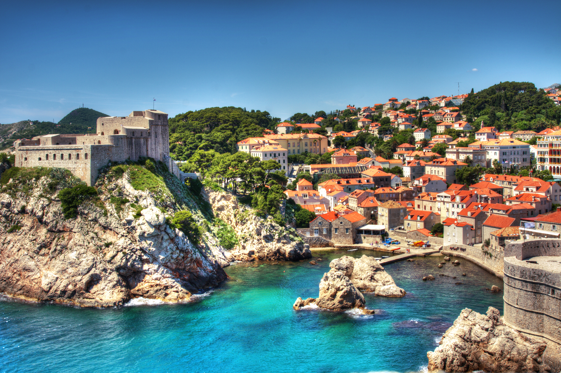 nen-den-thanh-pho-dubrovnik-vao-thoi-diem-nao
