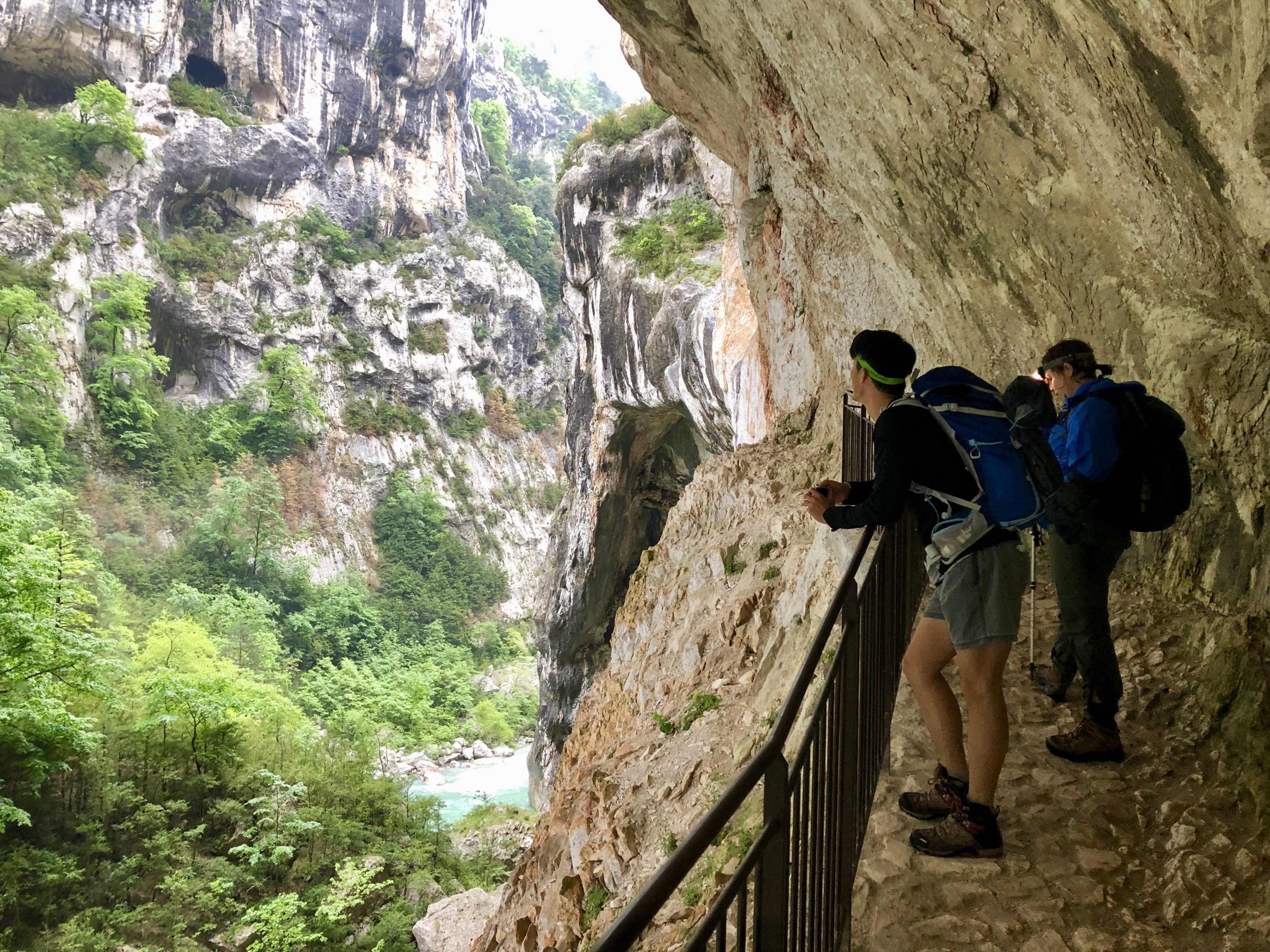 di-bo-kieu-phap-len-dinh-nui-Verdon-Gorge