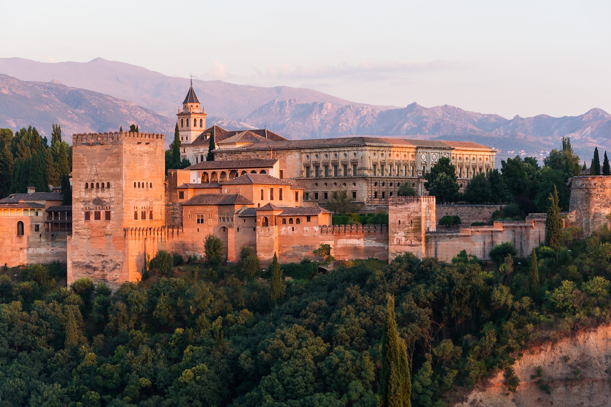 du-lich-tay-ban-nha-lau-dai-Alhambra